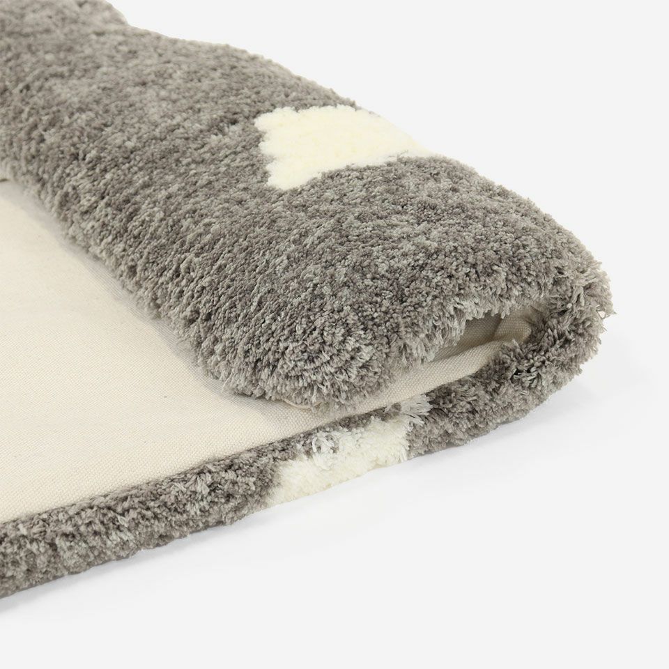 ボリュームたっぷりなクッションカバーはインテリアのアクセントにおすすめです