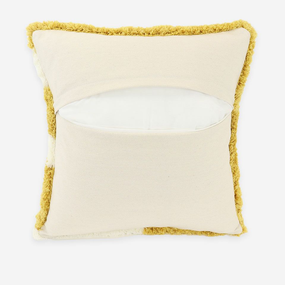 生地の色目に合わせたファスナー色を使用し、ファスナー部分に生地を片側から被せています