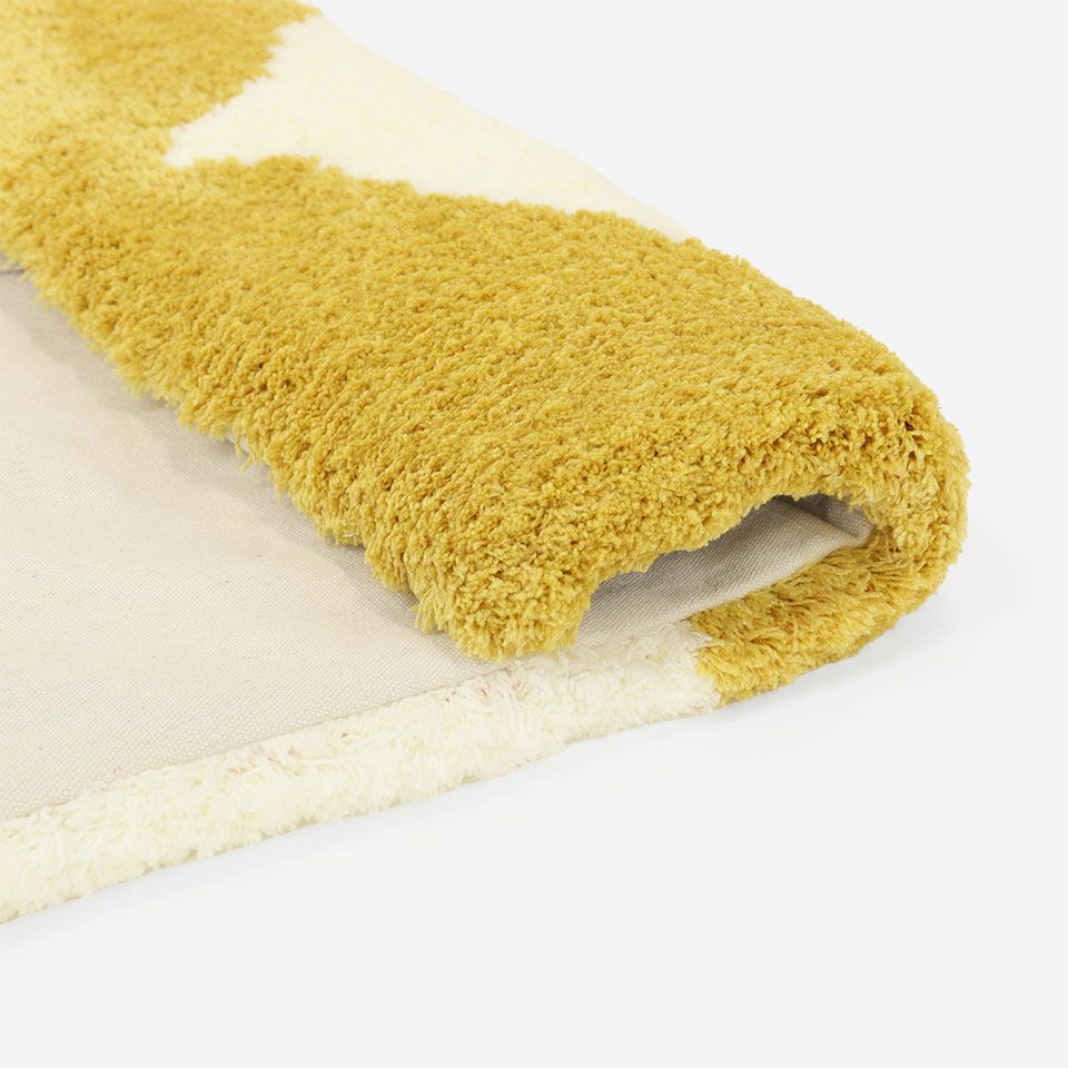 ボリュームたっぷりなクッションカバーはインテリアのアクセントにおすすめです