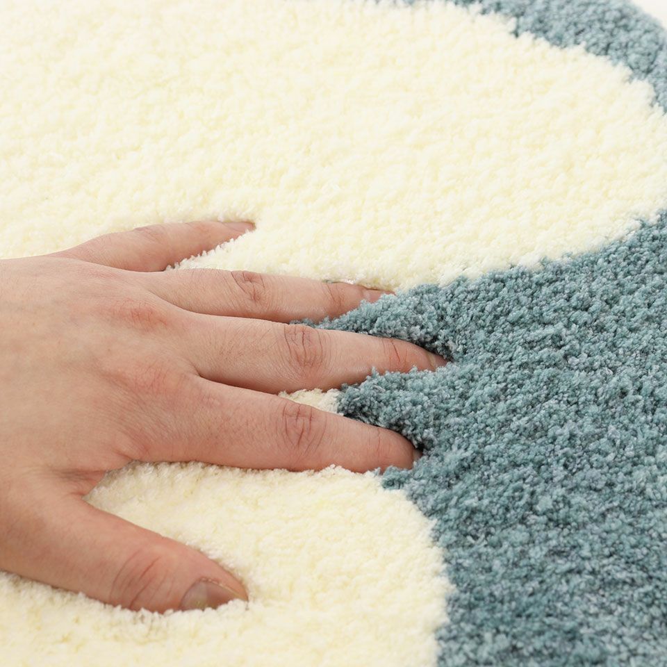 ふわふわの毛足が気持ちいいシャギーチェアパッドです