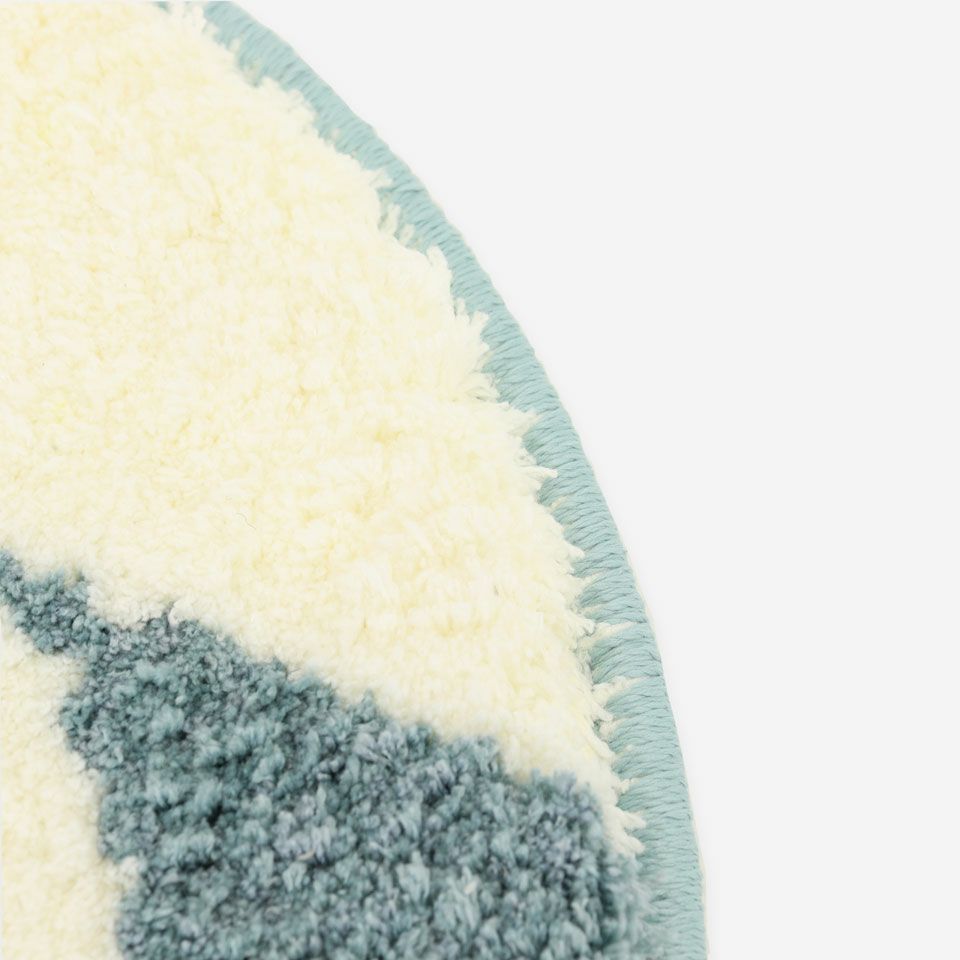 表面カラーに合わせた色の糸でオーバーロック加工をしています