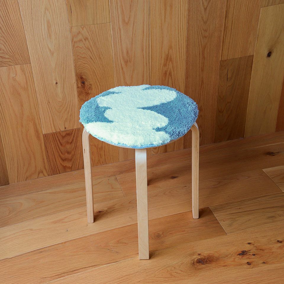 イスは頻繁に買い替えられませんが、チェアパッドなら気軽にお部屋のイメージを変えれるのでおすすめです