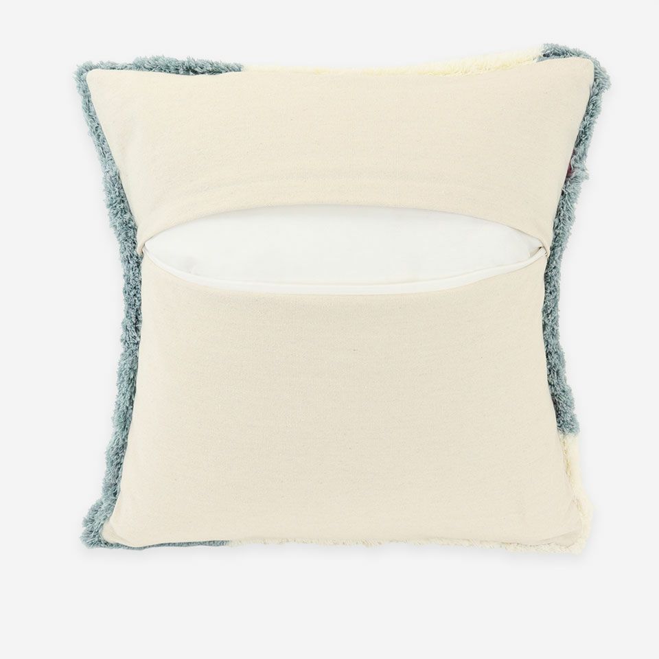 生地の色目に合わせたファスナー色を使用し、ファスナー部分に生地を片側から被せています