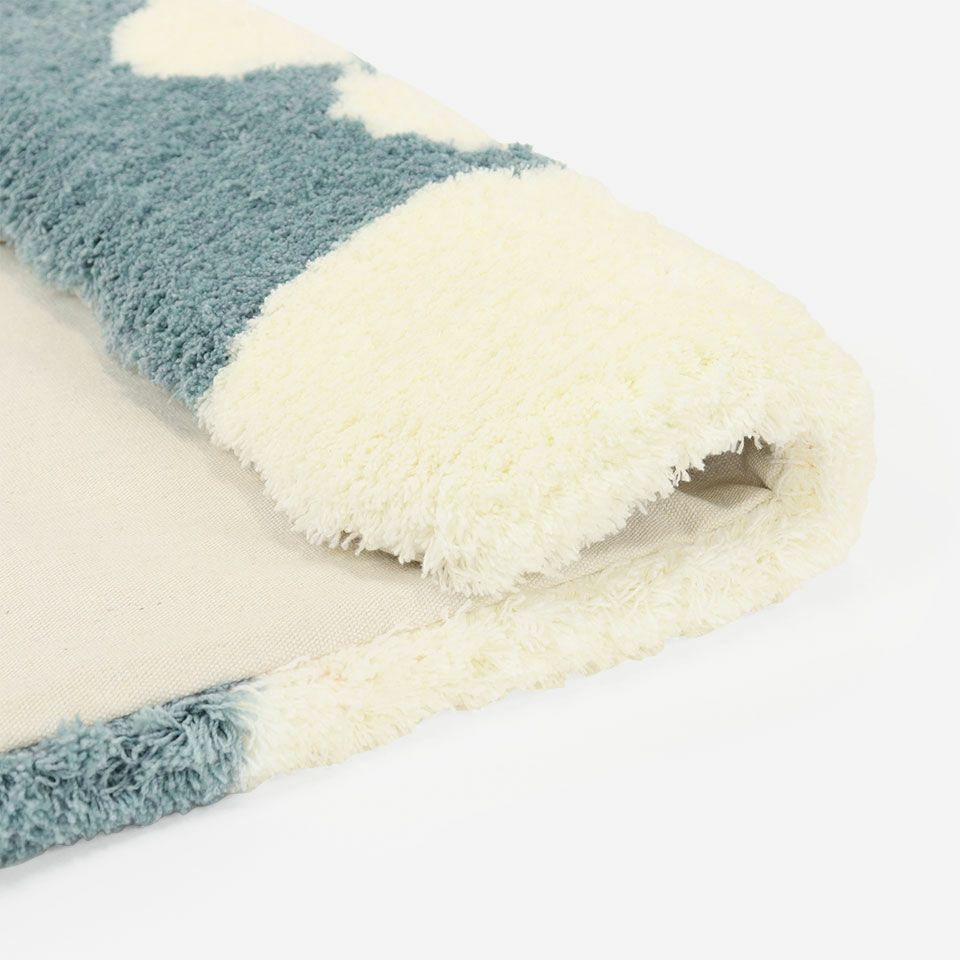 ボリュームたっぷりなクッションカバーはインテリアのアクセントにおすすめです