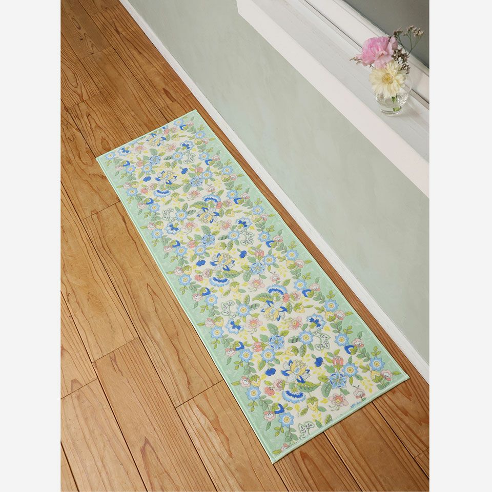 ミニブーケ風のハドンホールフラワーが可憐で、ヘムの小花も動きがあって楽しいデザインです