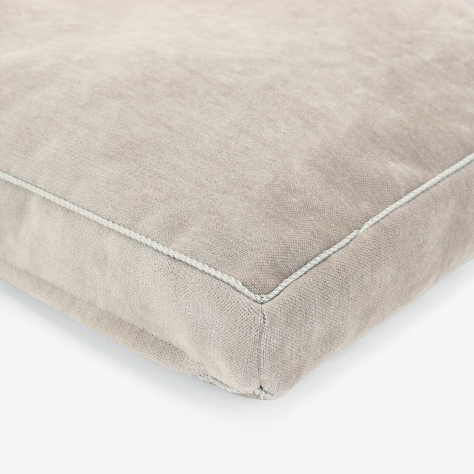 ペールグレー色のパイピングをつけています／55cm×55cm／マチ5cm／カラー：ベージュ