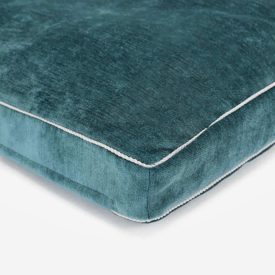 ペールグレー色のパイピングをつけています／55cm×55cm／マチ5cm／カラー：ダークグリーン