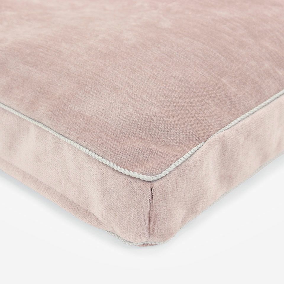 ペールグレー色のパイピングをつけています／55cm×55cm／マチ5cm／カラー：ローズ