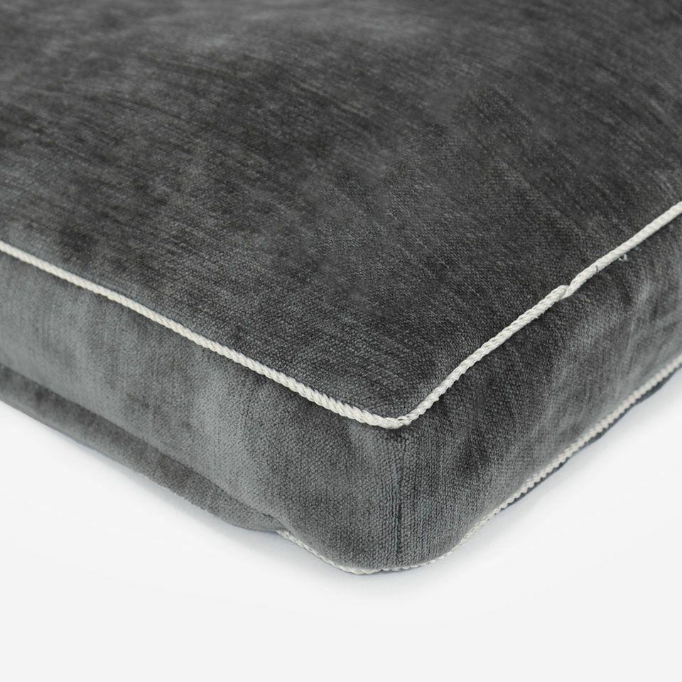 ペールグレー色のパイピングをつけています／55cm×55cm／マチ5cm／カラー：ダークグレー