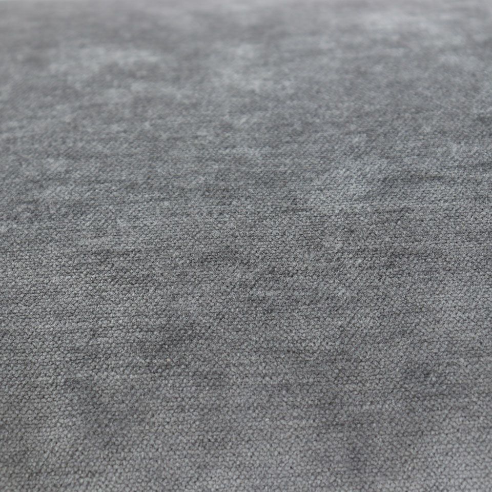 無地なので、様々なインテリアシーンやアイテムに合わせることができます／カラー：ダークグレー