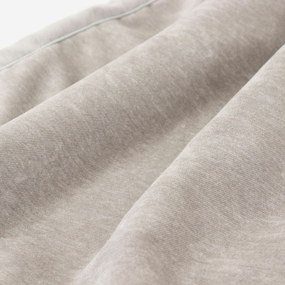 シンプルながらも高級感と程良い光沢感のあるモール糸を使用したベルベット調素材のクッションカバーです／カラー：ベージュ