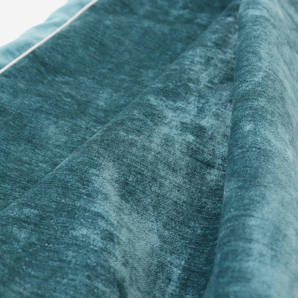 シンプルながらも高級感と程良い光沢感のあるモール糸を使用したベルベット調素材のクッションカバーです／カラー：ダークグリーン