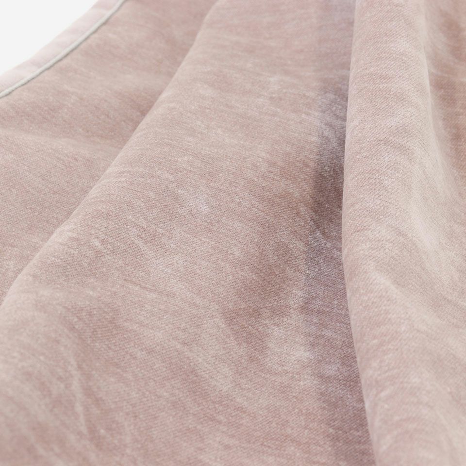 シンプルながらも高級感と程良い光沢感のあるモール糸を使用したベルベット調素材のクッションカバーです／カラー：ローズ
