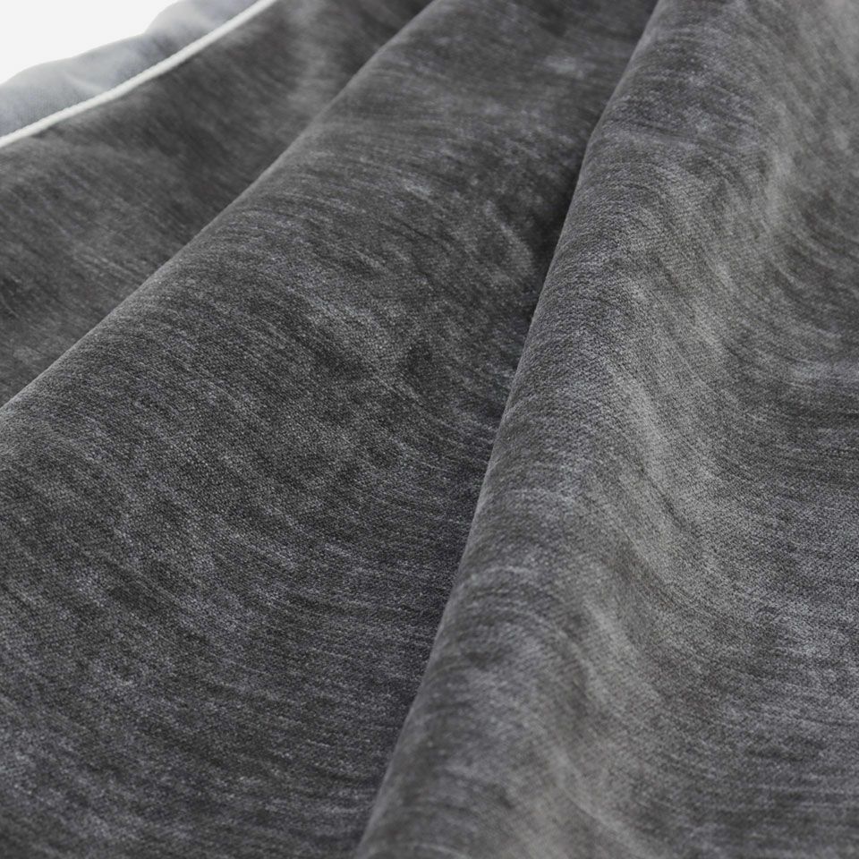 シンプルながらも高級感と程良い光沢感のあるモール糸を使用したベルベット調素材のクッションカバーです／カラー：ダークグレー