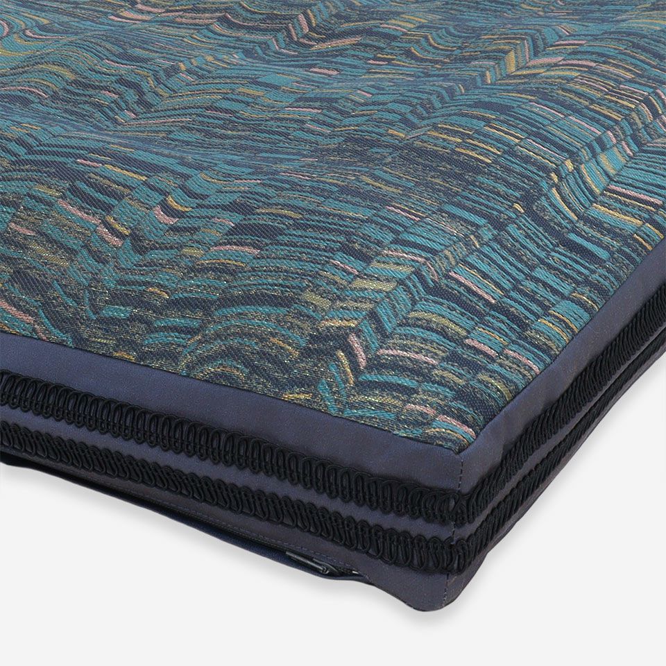 螺鈿細工からインスパイアされたデザイン、色糸とオーロラ糸を重ねて輝きの中に色変化がある美しい生地、マチ部分にはポイントとなるブレードをつけています