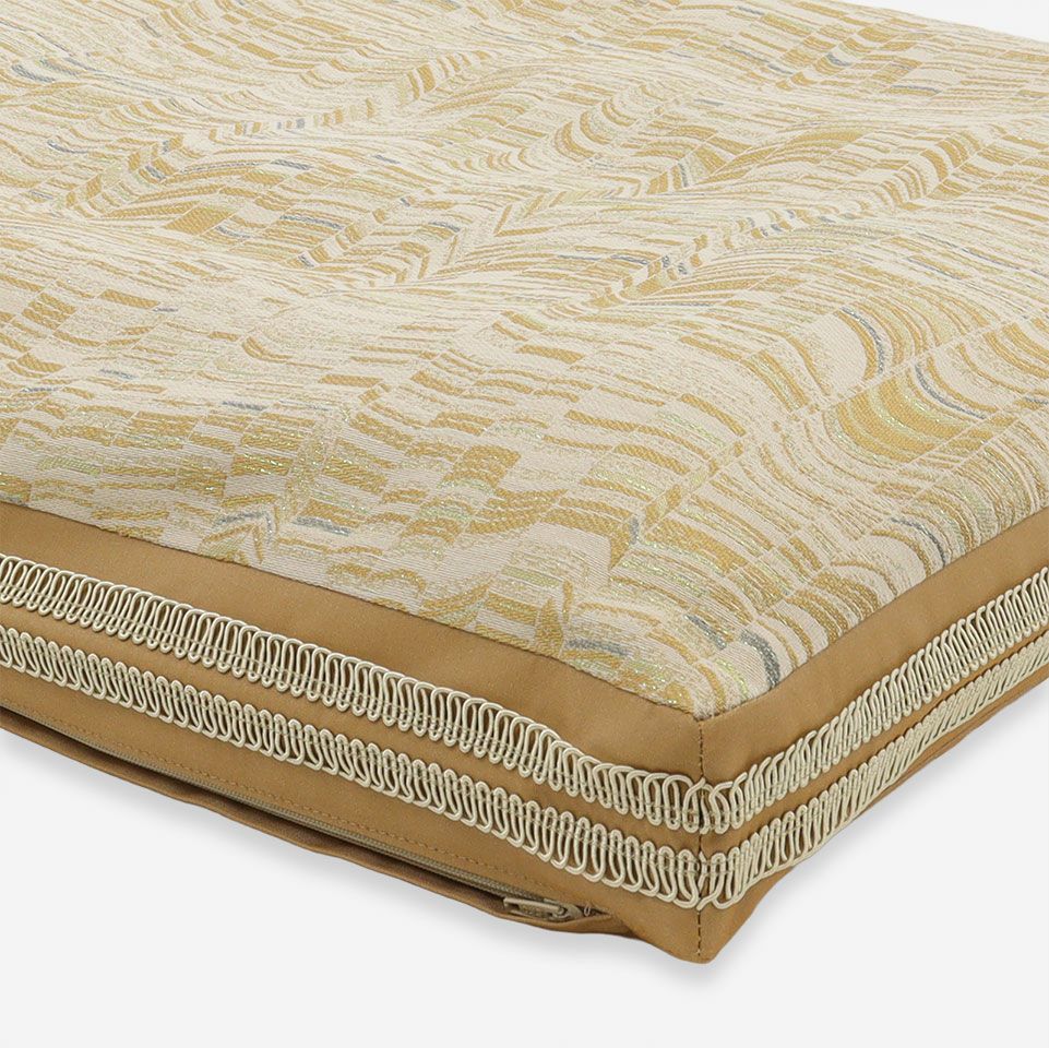 螺鈿細工からインスパイアされたデザイン、色糸とオーロラ糸を重ねて輝きの中に色変化がある美しい生地、マチ部分にはポイントとなるブレードをつけています