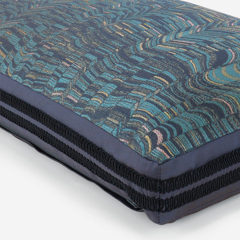 螺鈿細工からインスパイアされたデザイン、色糸とオーロラ糸を重ねて輝きの中に色変化がある美しい生地、マチ部分にはポイントとなるブレードをつけています