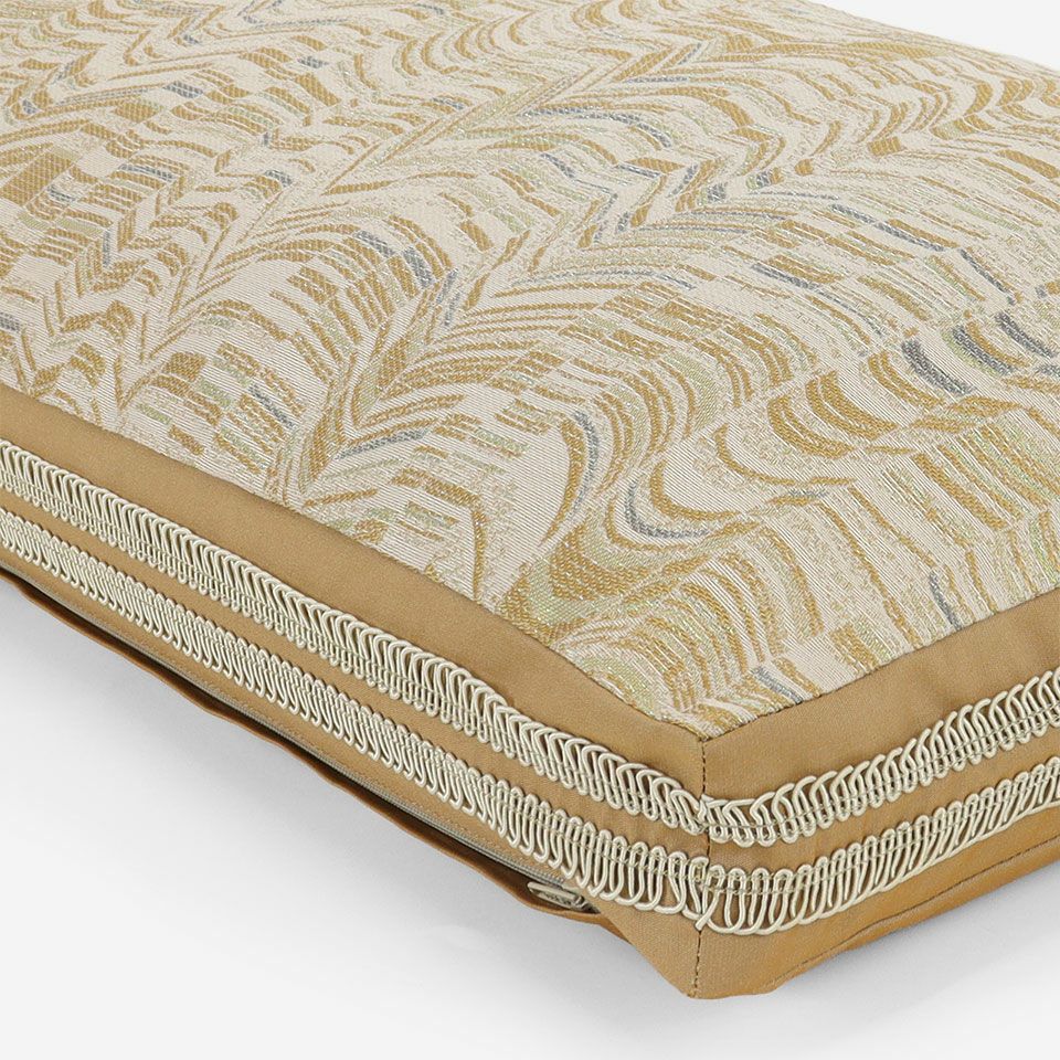 螺鈿細工からインスパイアされたデザイン、色糸とオーロラ糸を重ねて輝きの中に色変化がある美しい生地、マチ部分にはポイントとなるブレードをつけています