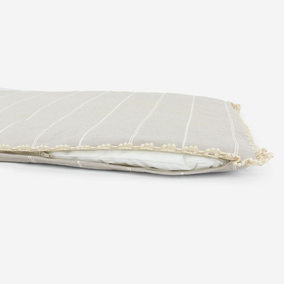 生地の色目に合わせたファスナー色を使用し、ファスナー部分に生地を片側から被せています