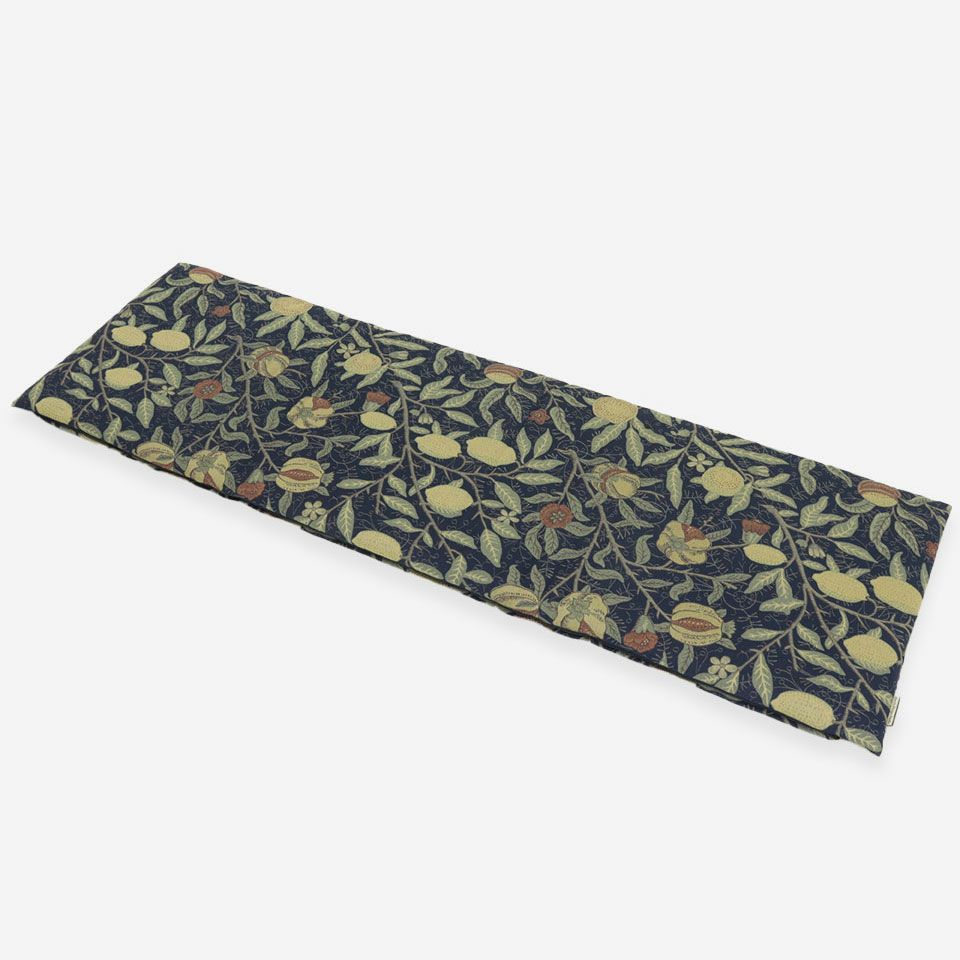 表面／カラー：ダークブルー／46cm×148cm／オレンジ、ザクロ、レモンのフルーツが描かれ、目にも楽しい柄です