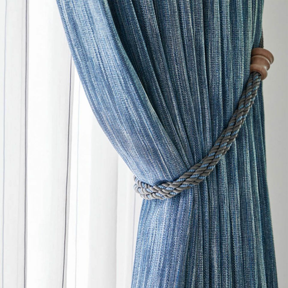 無地調のカーテンにご使用いただくと、アクセントとなり、ラグジュアリー感がアップします／カラー：ブルー