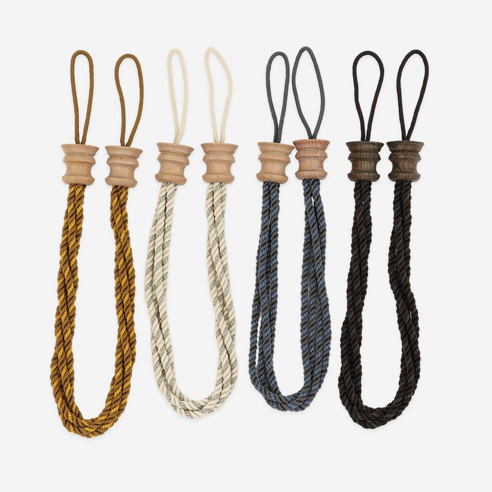 カラーは4色展開です