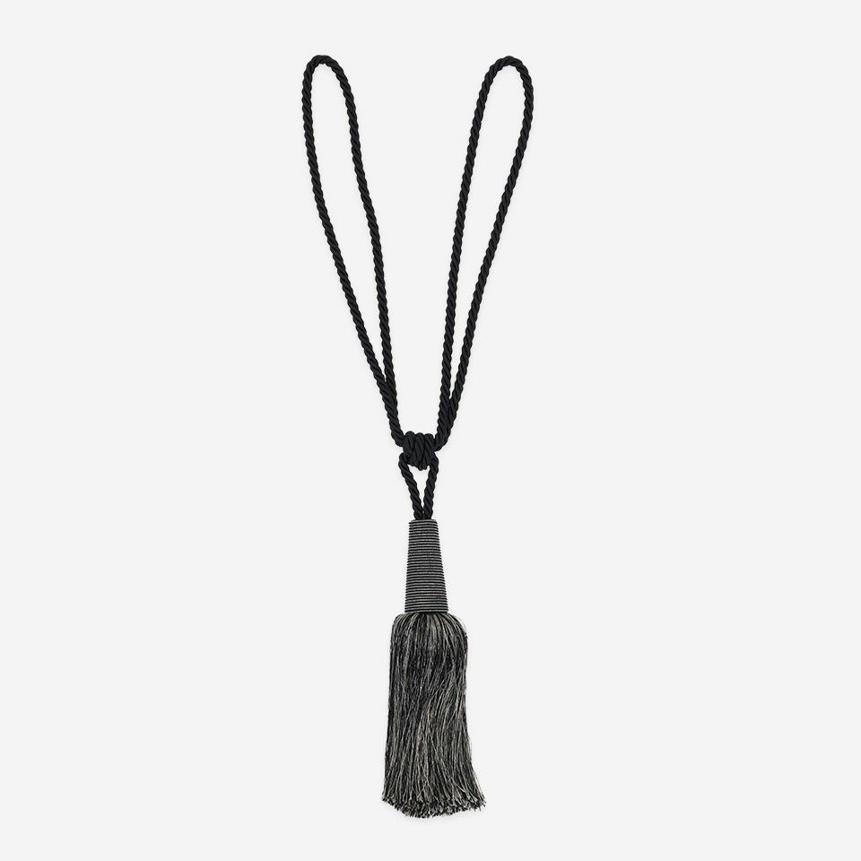 正面画像／カラー：ブラック／紐の全長 約80cm 房の長さ 約30cm