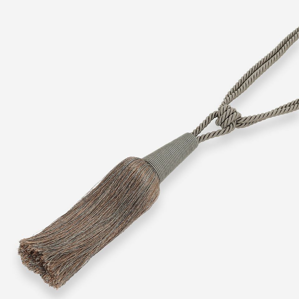 ロングセラーのシックモダンテイストのラグジュアリー感あふれるモダン房タッセルです／カラー：グレー