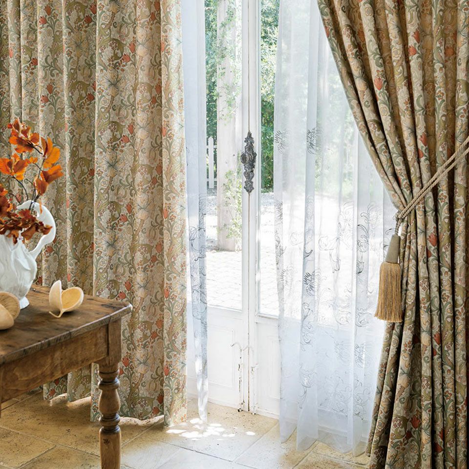 華やかなデザインのカーテンとのコーディネートにもマッチするカラーリングです／カラー：ベージュ