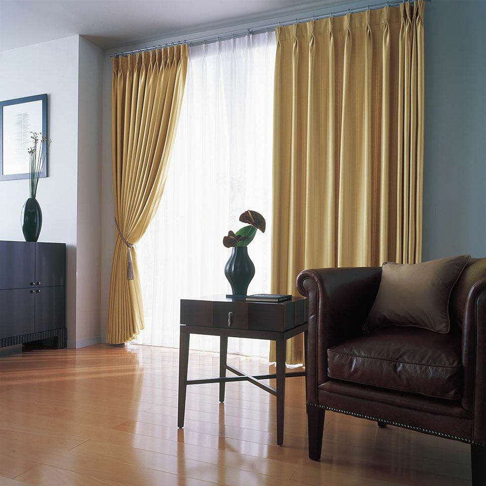 ニュートラルカラーの為、様々なカーテンと合わせやすくシンプルなしつらえにも人気の商品です／カラー：グレー