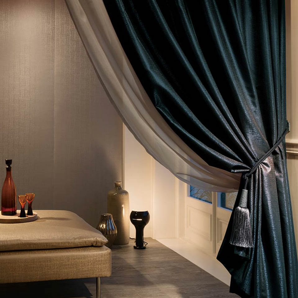 カーテンの地色、アクセントカラー、床色、等、合わせる要素を決めてお選び頂ければシックにまとまります／カラー：ブラック