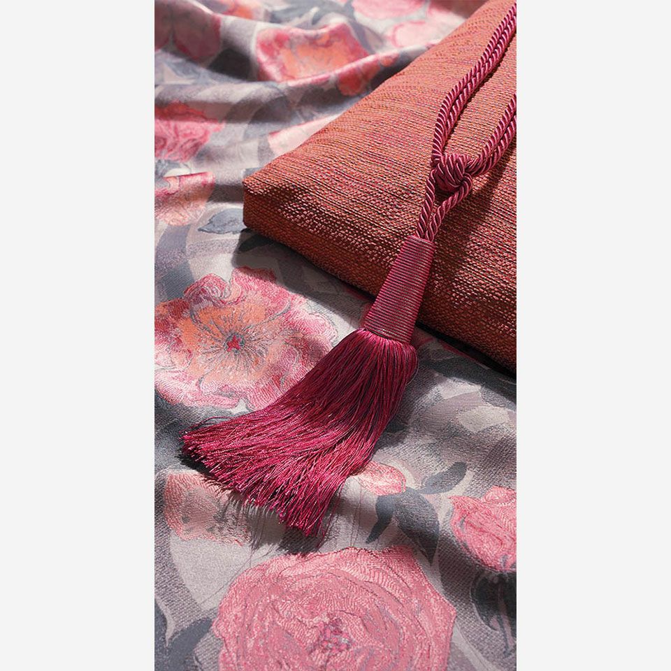 生地のアクセントカラーに合わせてタッセルをお選びいただくと、色合いが引き締まり上質な窓辺を演出します／カラー：ローズ