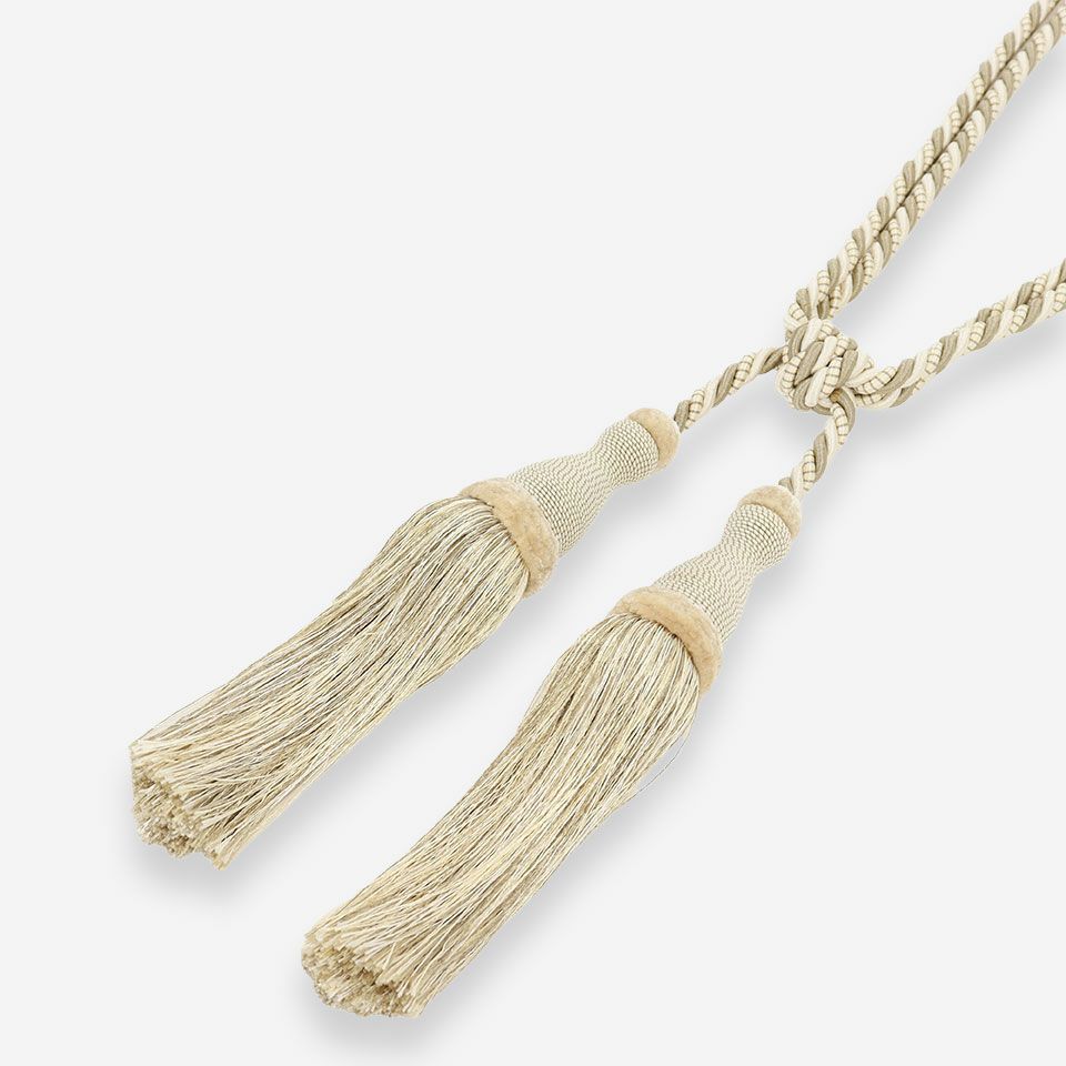 ロングセラーのトラディショナルクラシックテイストの2つ房タッセルです／カラー：アイボリー