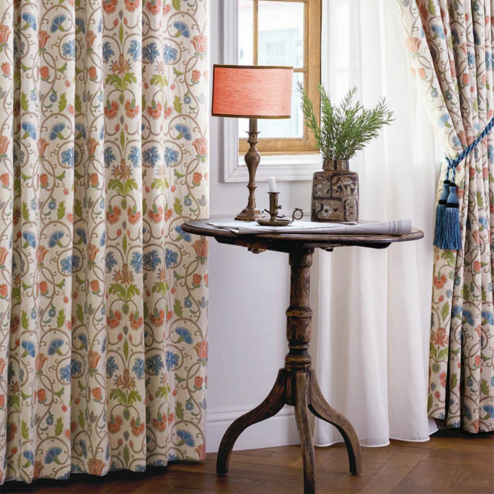 ブルー色、レッド色はクラシックの定番で、アンティークの家具とディープな色目の窓回りをお好みの方におすすめです／カラー：ブルー