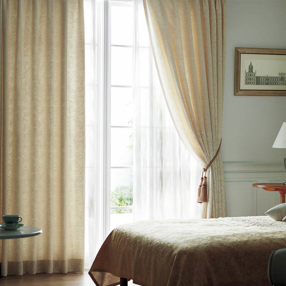 多配色展開の為、クラシックに限らずカーテンの色味でコーディネートするのもおすすめです／カラー：ベージュ