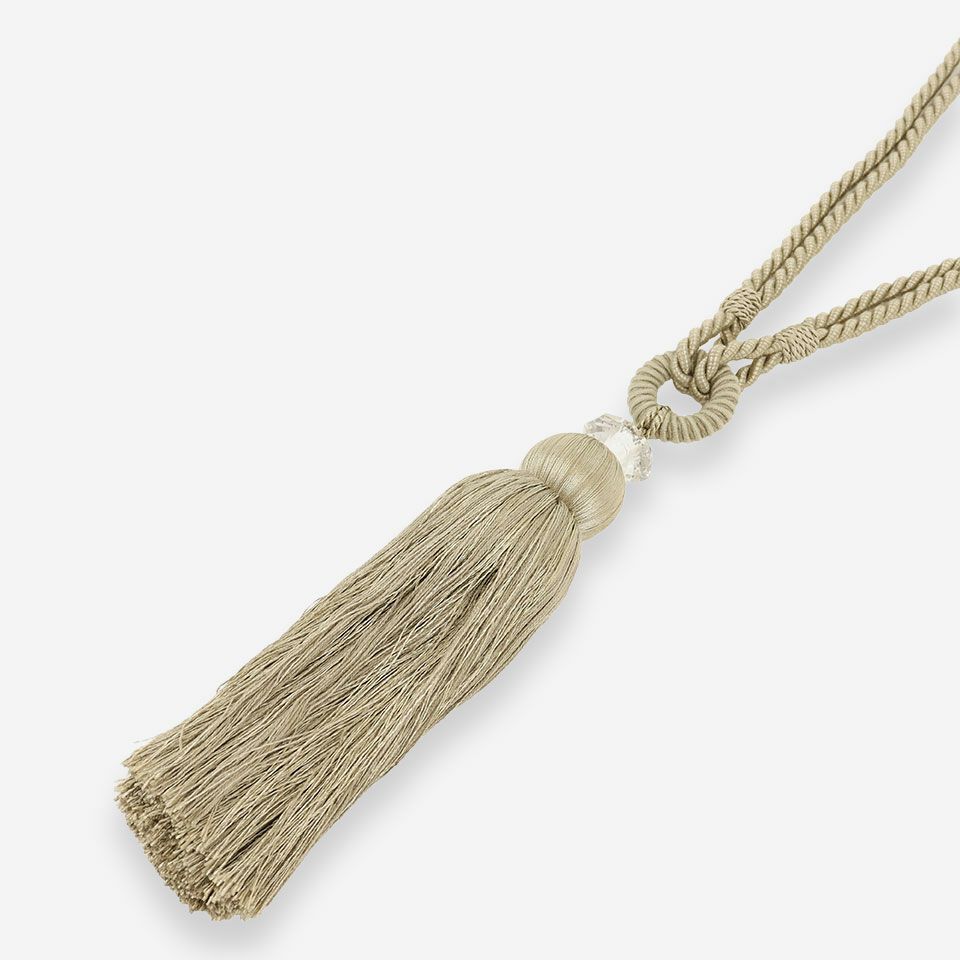 ナチュラルな印象に加え、アクリルカットビーズやロープの付け根のリングがデザインの特徴となりゴージャス感のあるタッセルです