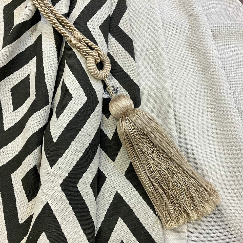 ナチュラルなカーテンにゴージャス感やエレガンス感をプラスしたい場合に、アクセントとしてご利用いただくのがおすすめです