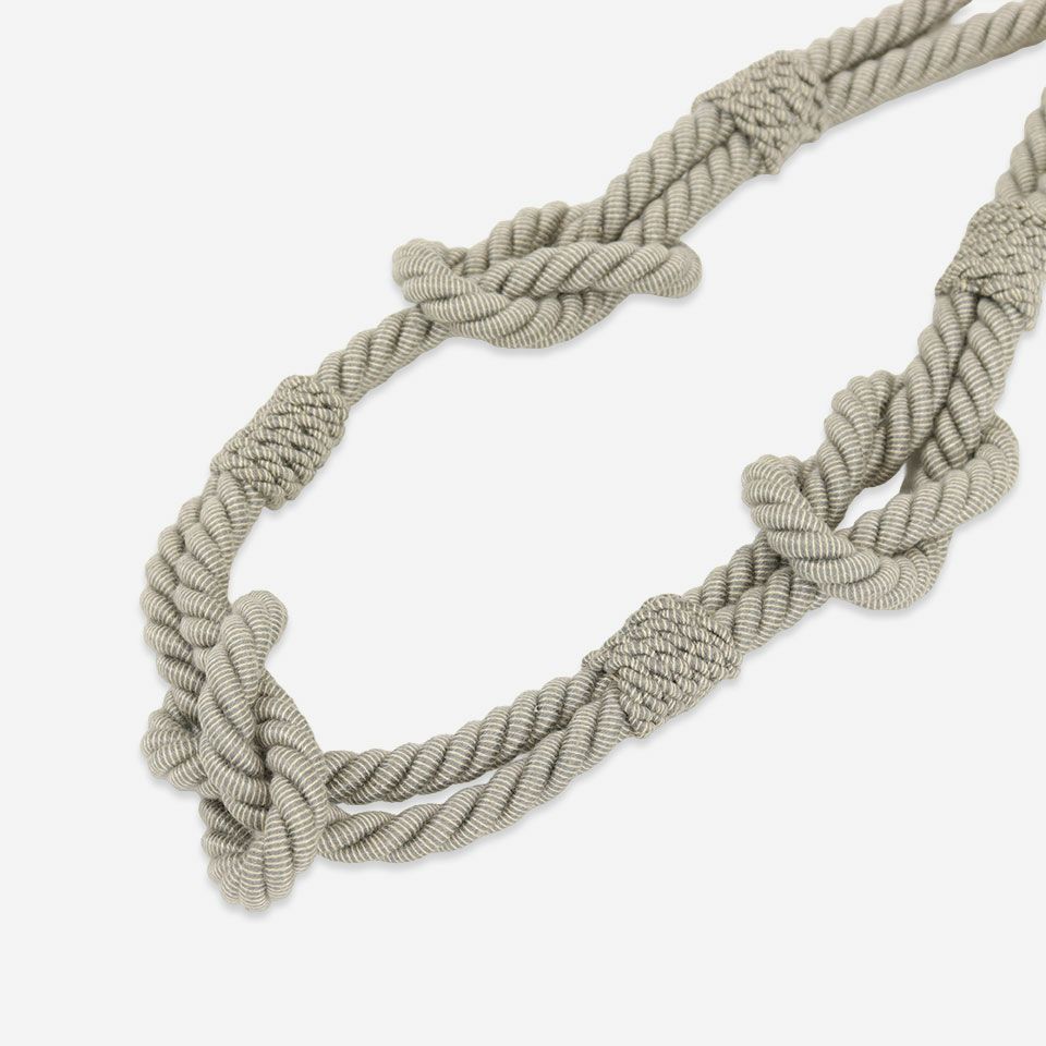 綿のような質感と天然素材と相性の良いニュートラルカラーはナチュラルモダンのインテリアにおすすめです／カラー：グレー