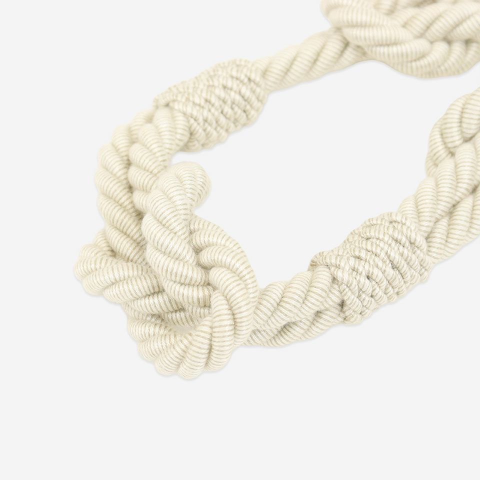 遠目には単色に見えますが、近くで見ると2色で作成されたロープがさりげない高級感を演出しています／カラー：アイボリー