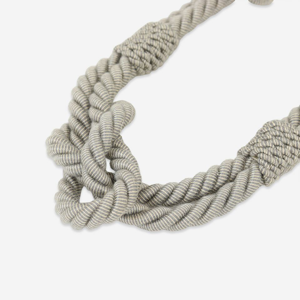 遠目には単色に見えますが、近くで見ると2色で作成されたロープがさりげない高級感を演出しています／カラー：グレー