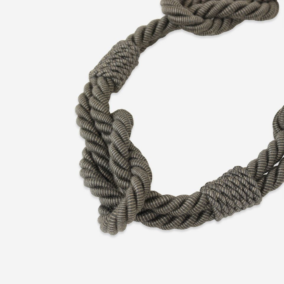 遠目には単色に見えますが、近くで見ると2色で作成されたロープがさりげない高級感を演出しています／カラー：ダークグレー