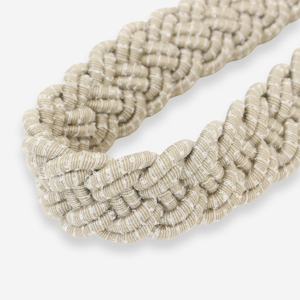 リング糸を使用した凝った糸使いのドイツ製のタッセルで、細いロープを平たく編んで幅広な帯状に仕立てたデザインです／カラー：ベージュ