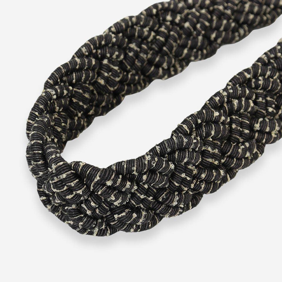 リング糸を使用した凝った糸使いのドイツ製のタッセルで、細いロープを平たく編んで幅広な帯状に仕立てたデザインです／カラー：ブラック