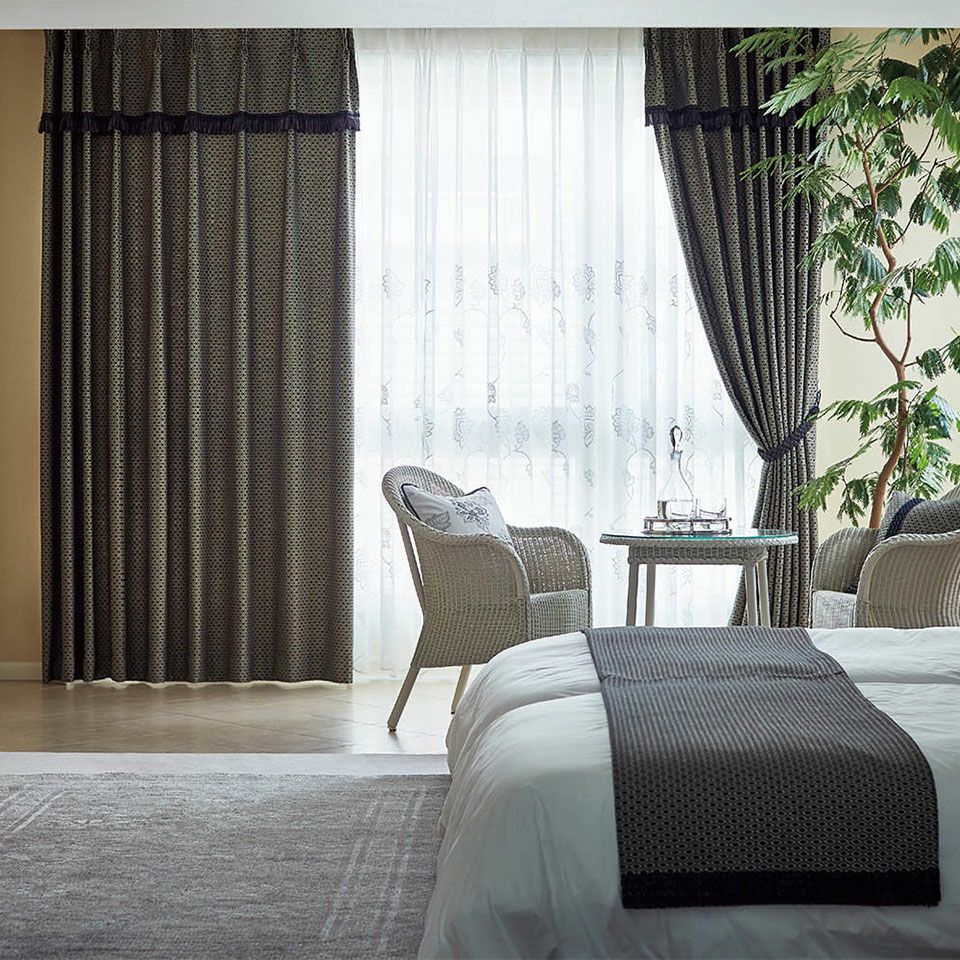 タッセル長が75cmと長くはないので、ボリュームが控えめなカーテンでのご使用をおすすめします／カラー：ブラック