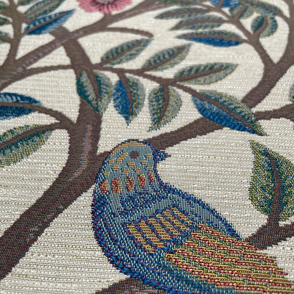 大きな木に宿る鳥たちの囀りが聞こえそうなストーリーが描かれています