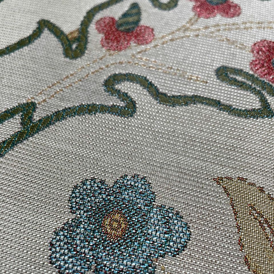 基は刺繍パターンでしたが、ステッチの表現、ベースの素材感などのテクスチャーを作り分けて織物でしか出来ない表現をしています