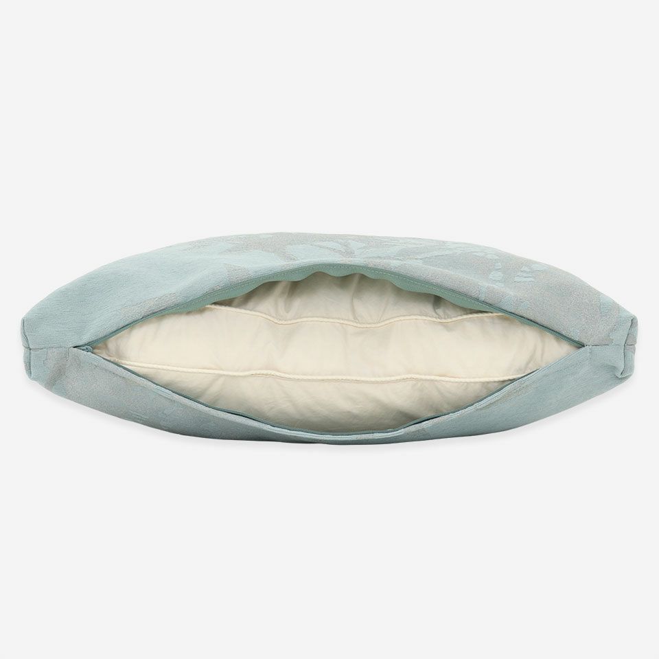 生地の色目に合わせたファスナー色を使用し、ファスナー部分に生地を片側から被せています