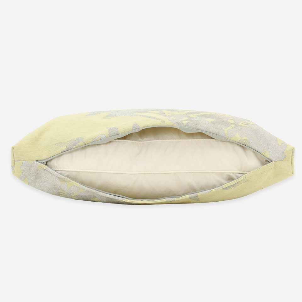 生地の色目に合わせたファスナー色を使用し、ファスナー部分に生地を片側から被せています