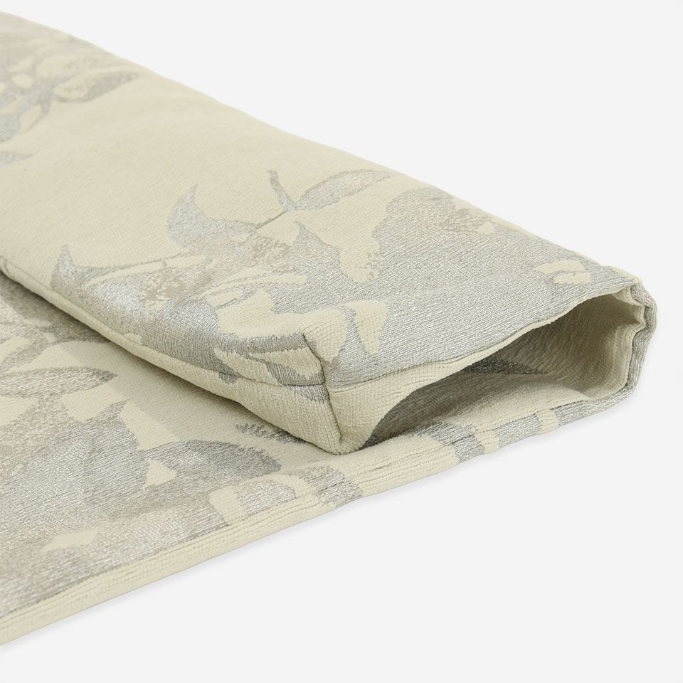 柔らかい手触りのモール糸を使用し、シルキーな糸使いのモチーフが光によって美しい輝きを放ちます