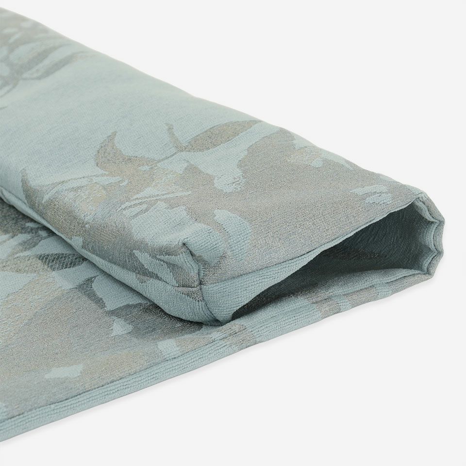 柔らかい手触りのモール糸を使用し、シルキーな糸使いのモチーフが光によって美しい輝きを放ちます